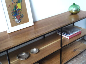 Aparador o vajillero abierto en madera petiribí y hierro diseño minimalista