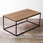 Mesa baja o ratona rectangular en madera petiribí o paraíso con patas de hierro de diseño escandinavo industrial minimalista