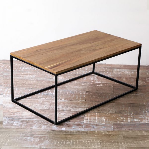 Mesa baja o ratona rectangular en madera petiribí o paraíso con patas de hierro de diseño escandinavo industrial minimalista