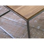 Mesa baja o ratona rectangular en madera petiribí o paraíso con patas de hierro de diseño escandinavo industrial minimalista