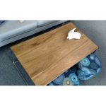 Mesa baja o ratona rectangular en madera petiribí o paraíso con patas de hierro de diseño escandinavo industrial minimalista