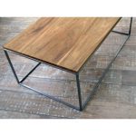 Mesa baja o ratona rectangular en madera petiribí o paraíso con patas de hierro de diseño escandinavo industrial minimalista
