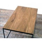 Mesa baja o ratona rectangular en madera petiribí o paraíso con patas de hierro de diseño escandinavo industrial minimalista