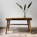 Escritorio de diseño minimalista en madera maciza petiribí