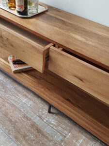 Aparador o mueble de tv en madera petiribí y hierro diseño minimalista