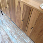 Aparador vajillero o mueble de tv en madera petiribí y hierro diseño minimalista