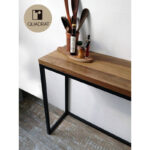 Barra desayunadora en madera petiribí o paraíso con estructura de hierro diseño minimalista.