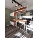 Barra desayunadora compuesta en madera petiribí o paraíso con estructura de hierro diseño minimalista.