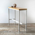 Barra desayunadora en madera petiribí o paraíso con estructura de hierro diseño minimalista.