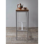 Barra desayunadora en madera petiribí o paraíso con estructura de hierro diseño minimalista.