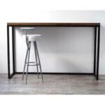 Barra desayunadora en madera petiribí o paraíso con estructura de hierro diseño minimalista.