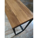 Barra desayunadora en madera petiribí o paraíso con estructura de hierro diseño minimalista.