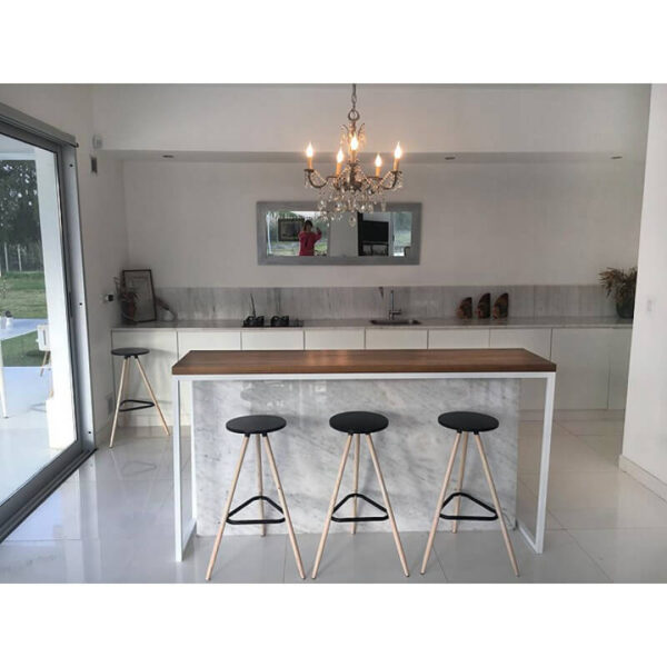 Barra desayunadora en madera petiribí o paraíso con estructura de hierro diseño minimalista.