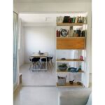 Biblioteca en madera petiribí o paraíso con patas de hierro diseño minimalista