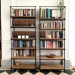 Biblioteca en madera petiribí o paraíso con patas de hierro diseño minimalista