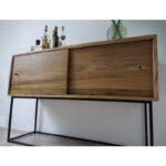 Consola o aparador en madera paraíso o petiribí y hierro diseño minimalista.