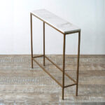 Consola o recibidor minimalista laminada en marmol carrara y hierro dorado