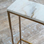 Consola o recibidor minimalista laminada en marmol carrara y hierro dorado
