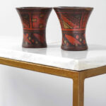 Consola o recibidor minimalista laminada en marmol carrara y hierro dorado