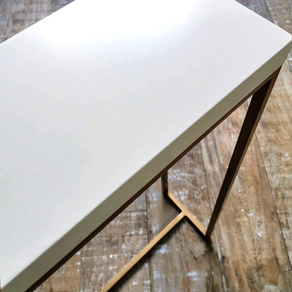 Consola o recibidor minimalista laminada en chapa y hierro