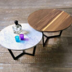 Juego de mesa baja o ratona redonda en madera petiribí o paraíso y marmol carrara con patas de hierro de diseño escandinavo industrial minimalista