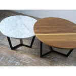 Juego de mesa baja o ratona redonda en madera petiribí o paraíso y marmol carrara con patas de hierro de diseño escandinavo industrial minimalista