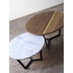 Juego de mesa baja o ratona redonda en madera petiribí o paraíso y marmol carrara con patas de hierro de diseño escandinavo industrial minimalista