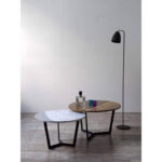 Juego de mesa baja o ratona redonda en madera petiribí o paraíso y marmol carrara con patas de hierro de diseño escandinavo industrial minimalista