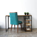 Escritorio nórdico minimalista con estantes en madera guatambú petiribí o paraíso con patas de hierro