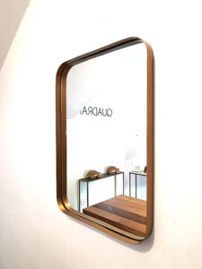Espejo de diseño rectangular en chapa dorado minimalista