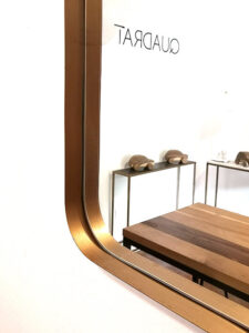 Espejo de diseño rectangular en chapa dorado minimalista