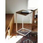 Mesa auxiliar en madera petiribí o paraíso con patas de hierro de diseño escandinavo industrial minimalista