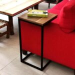 Mesa auxiliar en madera petiribí o paraíso con patas de hierro de diseño escandinavo industrial minimalista