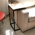 Mesa auxiliar en madera petiribí o paraíso con patas de hierro de diseño escandinavo industrial minimalista