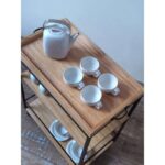 Carro bar o auxiliar con ruedas en madera petiribí o paraíso con patas de hierro de diseño escandinavo industrial minimalista