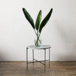 Mesa auxiliar en marmol carrara y patas de hierro dorado