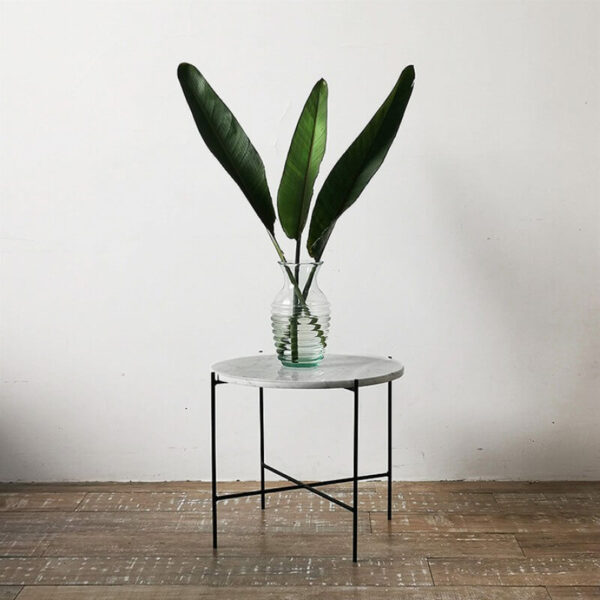 Mesa auxiliar en marmol carrara y patas de hierro dorado