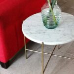 Mesa auxiliar en marmol carrara y patas de hierro dorado