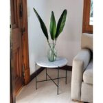 Mesa auxiliar en marmol carrara y patas de hierro dorado