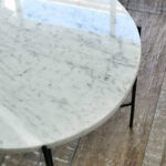 Mesa auxiliar en marmol carrara y patas de hierro dorado