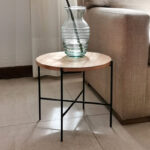 Mesa baja ratona auxiliar redonda en madera petiribí o paraíso con patas de hierro de diseño escandinavo industrial minimalista