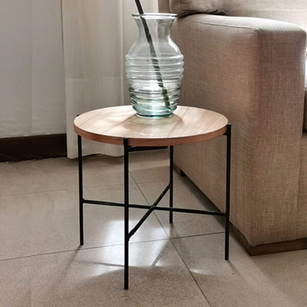 Mesa baja ratona auxiliar redonda en madera petiribí o paraíso con patas de hierro de diseño escandinavo industrial minimalista