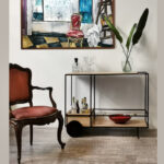 Carro o mesa bar auxiliar en madera de roble y hierro minimalista