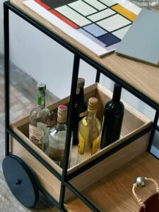 Carro o mesa bar auxiliar en madera de roble y hierro minimalista