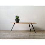 Mesa Charlotte Perriand baja o ratona madera petiribí o paraíso y hierro de diseño escandinavo minimalista