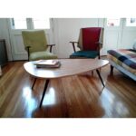 Mesa Charlotte Perriand baja o ratona madera petiribí o paraíso y hierro de diseño escandinavo minimalista