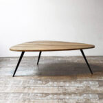 Mesa Charlotte Perriand baja o ratona madera petiribí o paraíso y hierro de diseño escandinavo minimalista