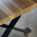 Mesa de comedor en madera maciza petiribí o paraíso con patas de hierro de diseño escandinavo industrial minimalista