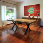 Mesa de comedor en madera maciza petiribí o paraíso con patas de hierro de diseño escandinavo industrial minimalista