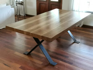 Mesa de comedor en madera maciza petiribí o paraíso con patas de hierro de diseño escandinavo industrial minimalista